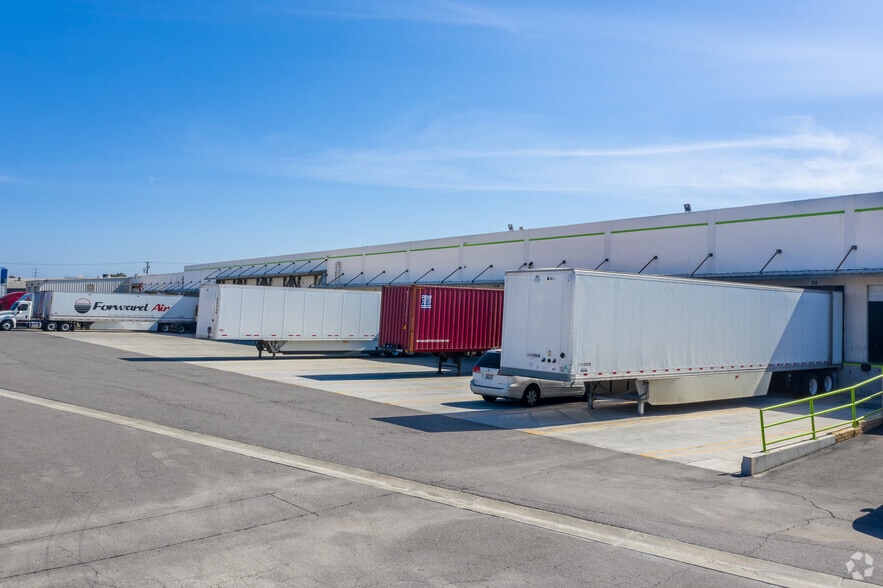 More Photos Of 19201 S Reyes Ave, East Rancho Dominguez Warehouse For Lease