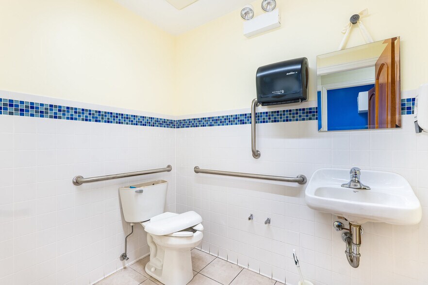 More Photos Of 7541 N Western Ave, Chicago Office For Sale