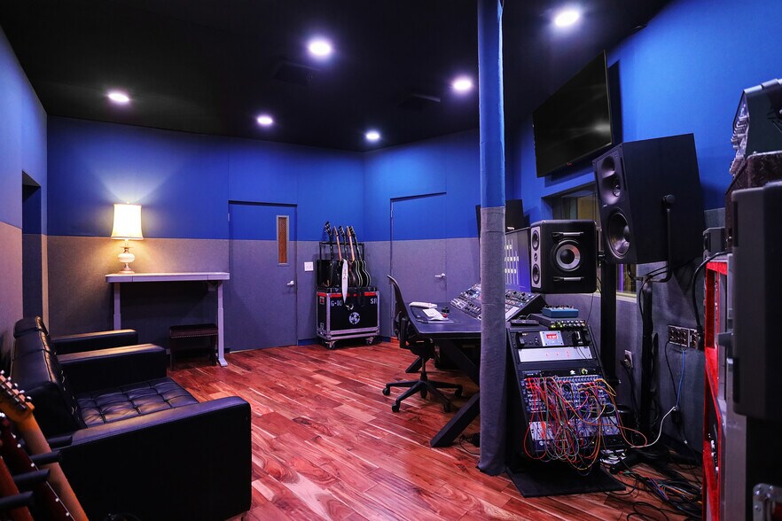 More Photos Of 2258 Young Ave, Memphis Loft Creative Space For Sale