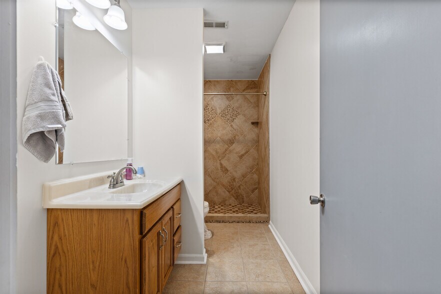 More Photos Of 2200 Union St, Bellaire Industrial For Sale