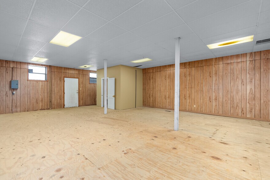 More Photos Of 155 N Broadway Ave, Booneville Storefront For Sale