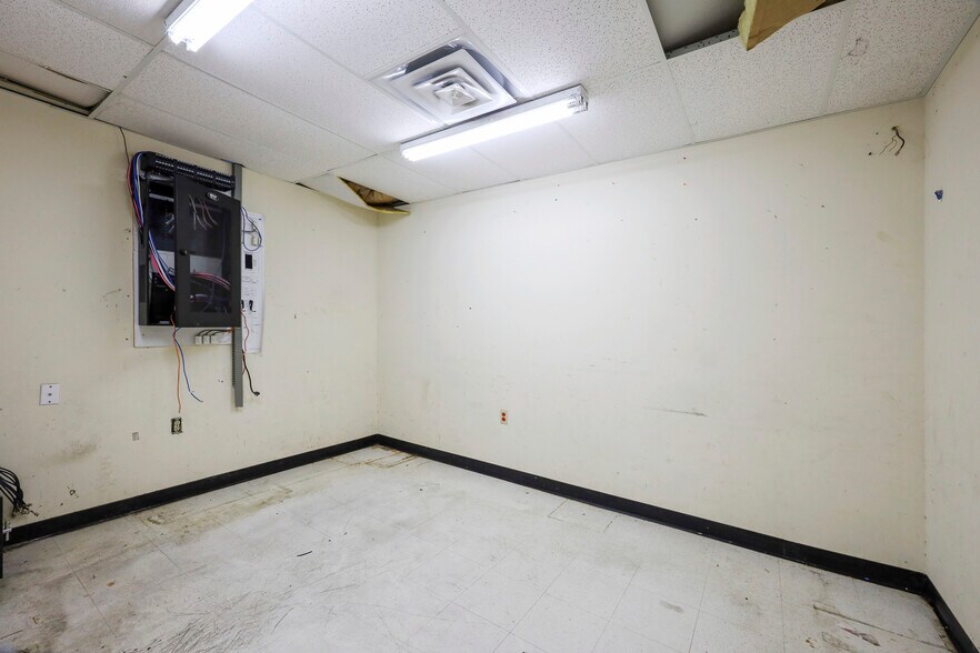 More Photos Of 1390 N Main St, Vidor General Retail For Lease