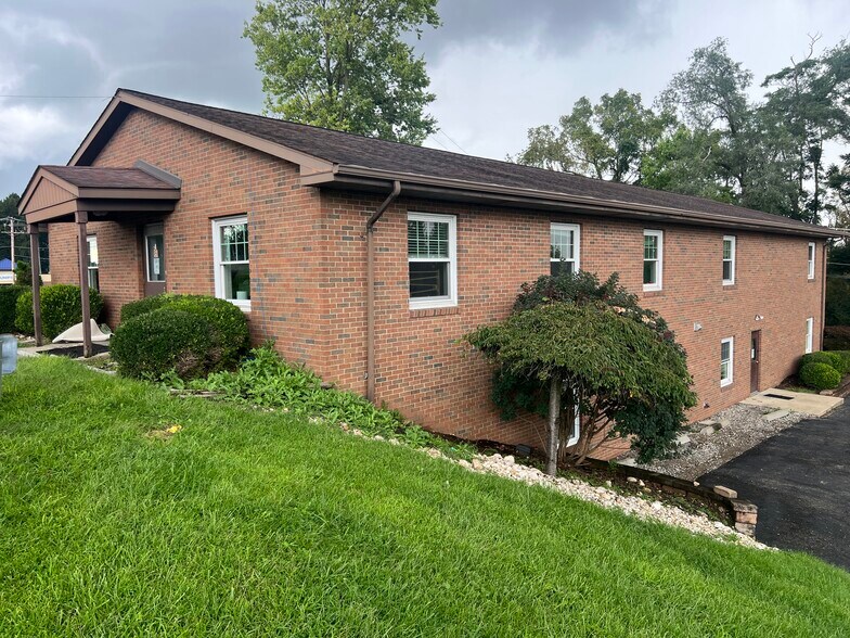 Primary Photo Of 1 Halloran Park Ln, Saint Clairsville Office For Sale