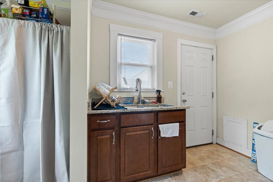 More Photos Of 1911 Dixon St, Fredericksburg Freestanding For Sale