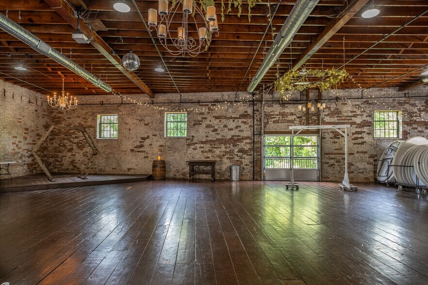 More Photos Of 11 Railroad St, Murphy Research And Development For Sale