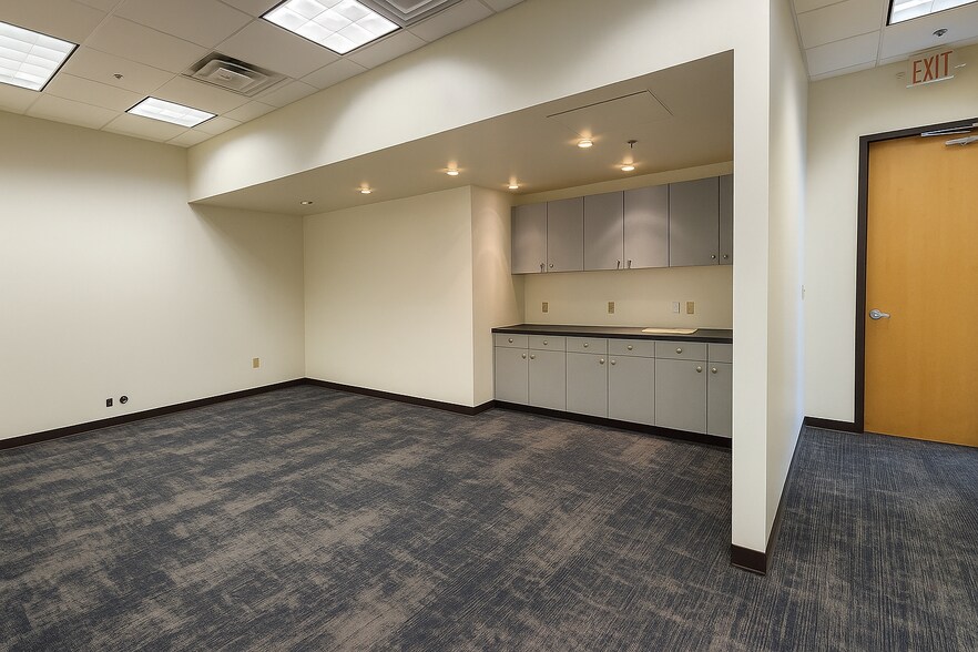 More Photos Of 4017 W Dr Martin Luther King Jr Blvd, Tampa Office For Lease