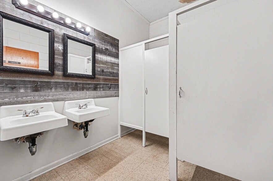 More Photos Of 1381 Lees Chapel Rd, Greensboro Specialty For Sale