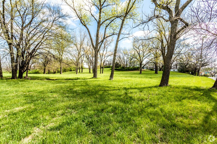 More Photos Of Greystone Ave, Kansas City Flex For Lease