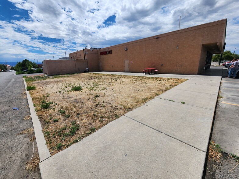 More Photos Of 3235 I-70 Business Loop, Clifton Freestanding For Lease