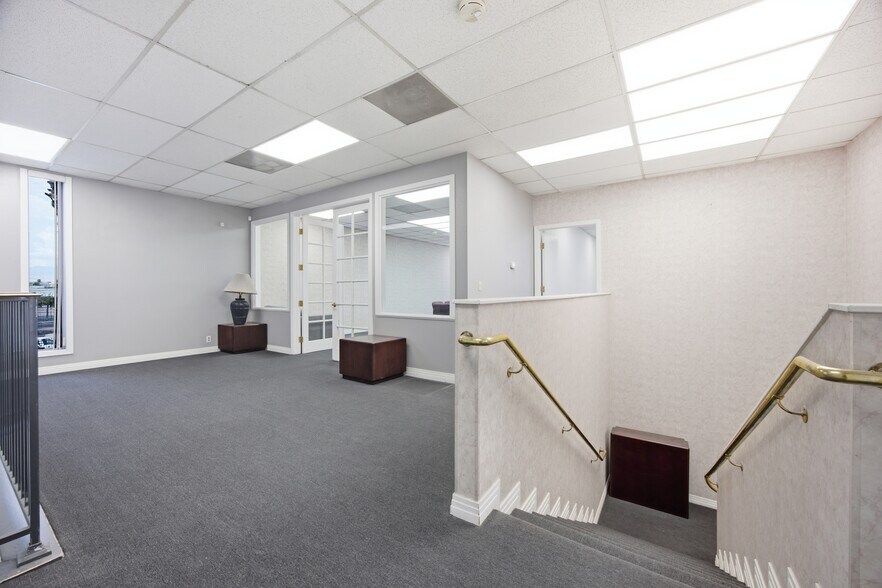 More Photos Of 844 E Sahara Ave, Las Vegas Loft Creative Space For Lease