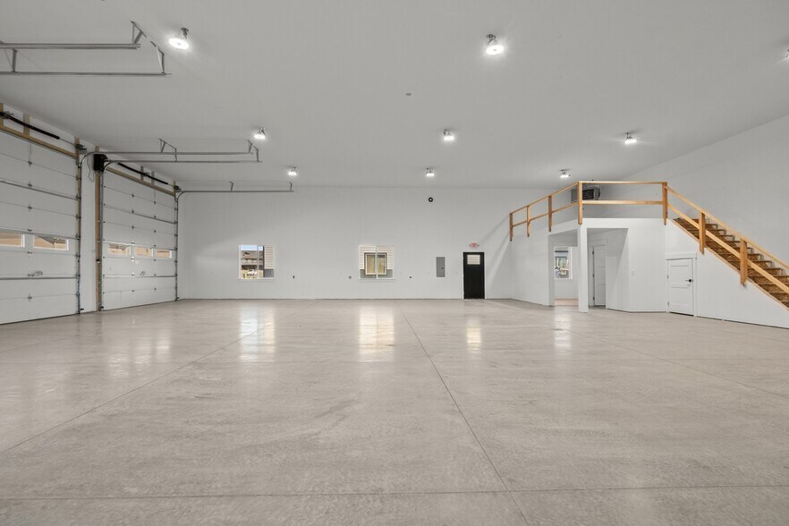 More Photos Of 7535 Roughsawn Dr, Helena Showroom For Lease