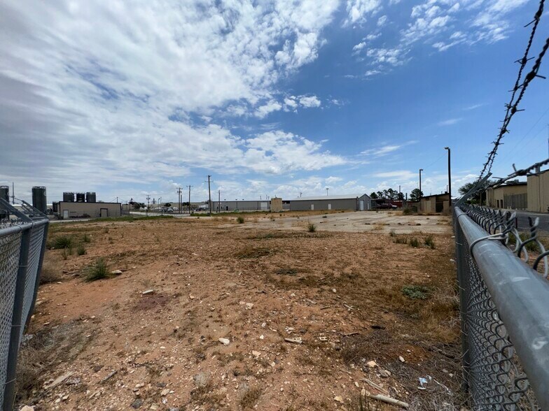 More Photos Of 212 S Dock Rd, Odessa Warehouse For Lease