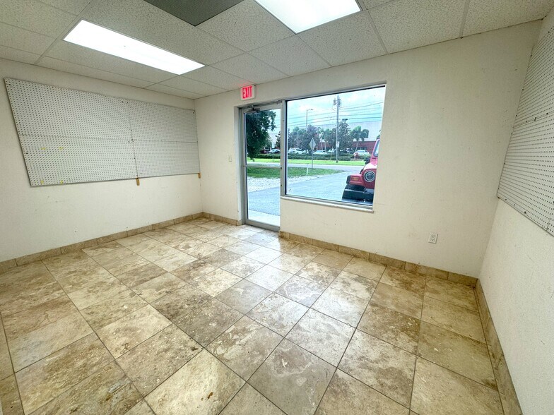 More Photos Of 2028 Palmetto St, Clearwater Light Distribution For Lease