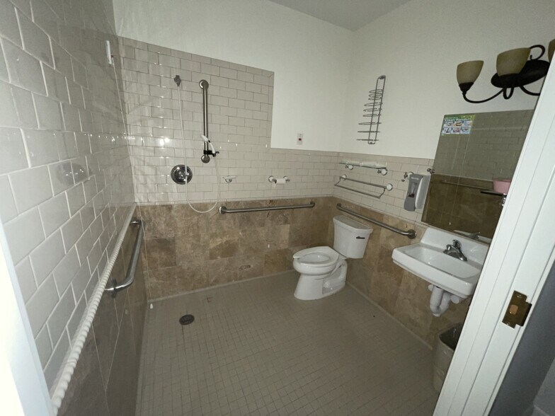 More Photos Of 1069 Klotz Rd, Bowling Green Medical For Sale