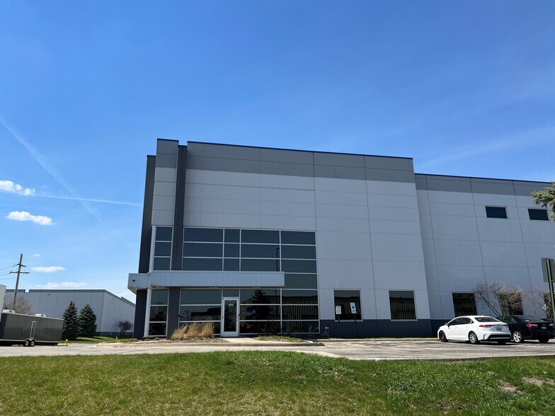 More Photos Of 601-609 Dempster St, Mount Prospect Warehouse For Lease
