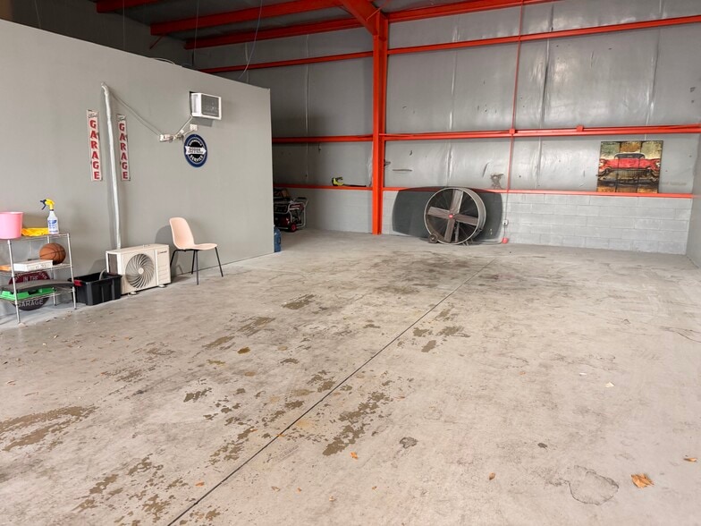 More Photos Of 2164 Platinum Rd, Apopka Light Distribution For Lease