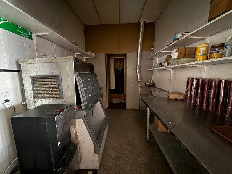 More Photos Of 46328 Interstate 10, Winnie Restaurant For Lease