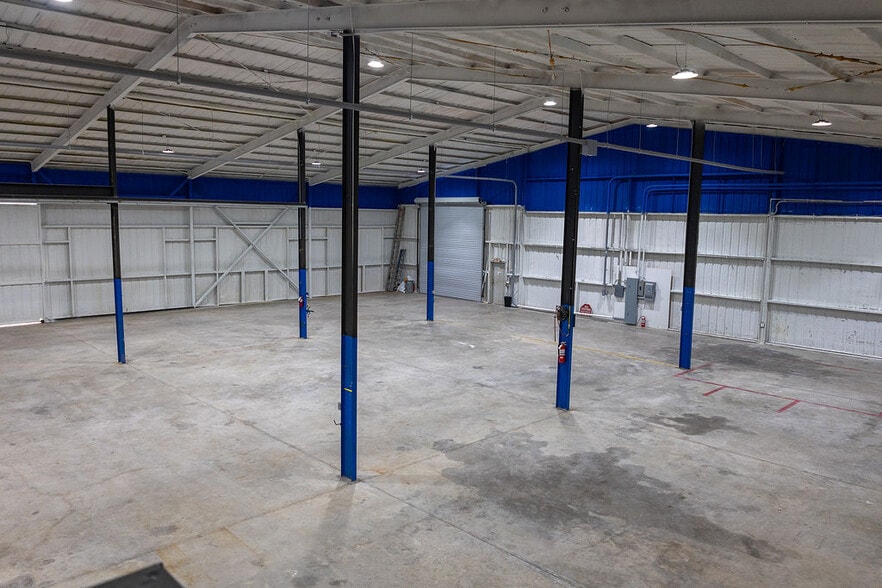 More Photos Of 6160 Mineral Wells Hwy, Weatherford Warehouse For Lease