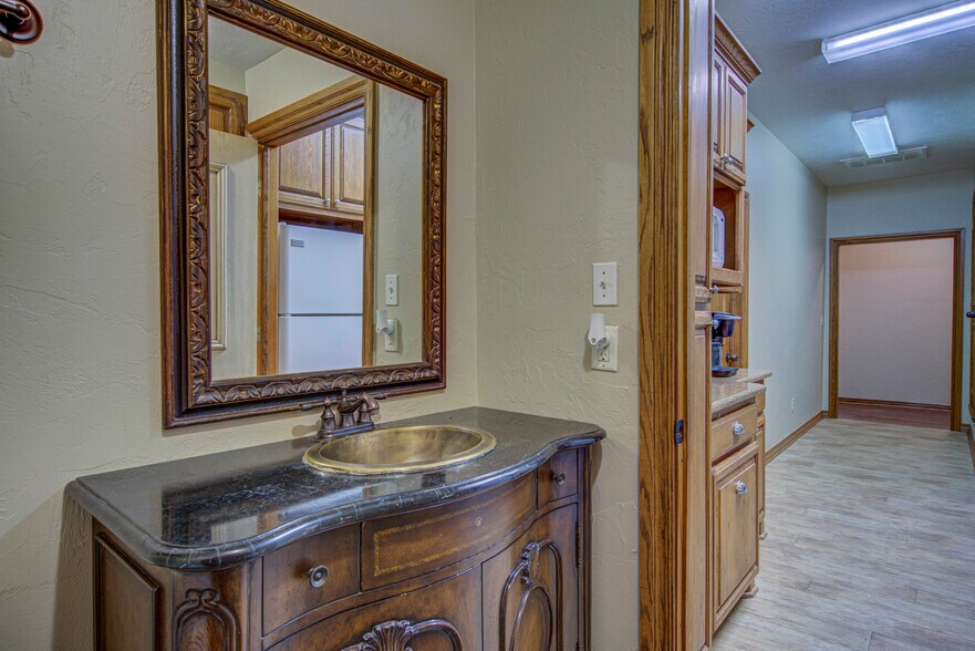 More Photos Of 2830 NW 32nd St, Newcastle Office For Sale