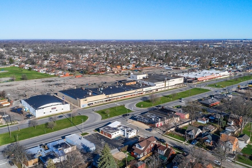 More Photos Of 3574-3760 Fort St, Lincoln Park Unknown For Lease