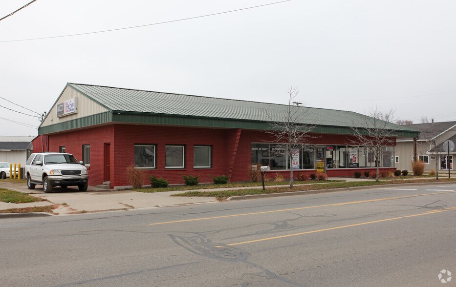 More Photos Of 620 N Clinton St, Grand Ledge Showroom For Lease