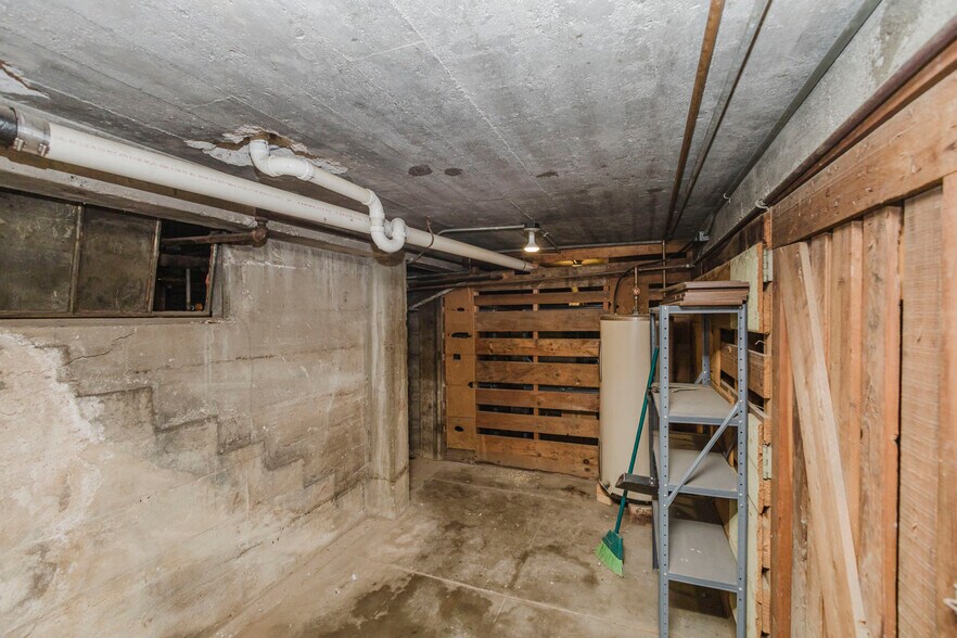 More Photos Of 110 N Poplar St, Hutchinson Warehouse For Sale