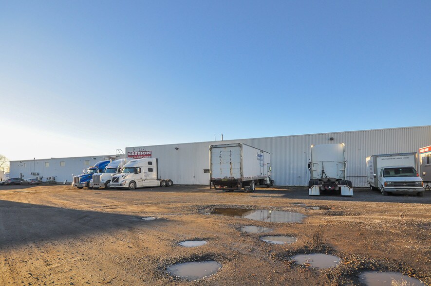 More Photos Of 1065 Av des Perron, Laval Warehouse For Lease
