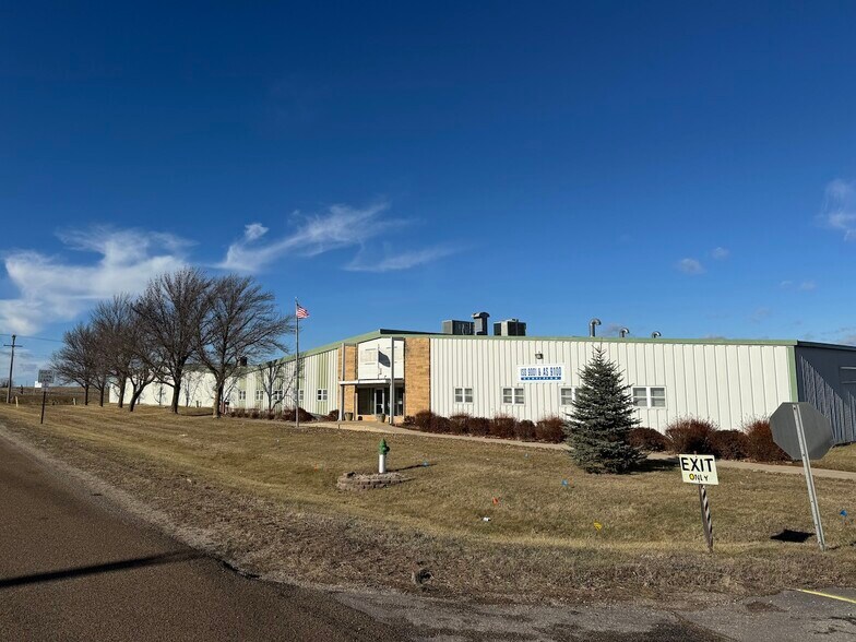 Primary Photo Of 1930 W 1st St, Blue Earth Manufacturing For Lease