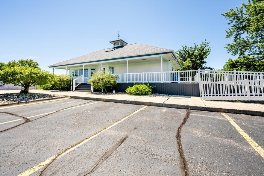 More Photos Of 2300 Pipestone Rd, Benton Harbor Office For Sale