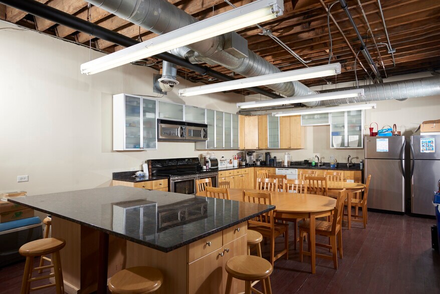 More Photos Of 812-814 N Franklin St, Chicago Loft Creative Space For Lease