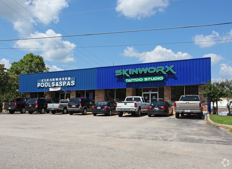 More Photos Of 2169 Pelham Pky, Pelham Service For Lease