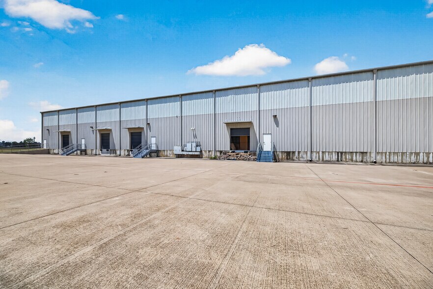 More Photos Of 15135 Bellaire Blvd, Houston Warehouse For Lease