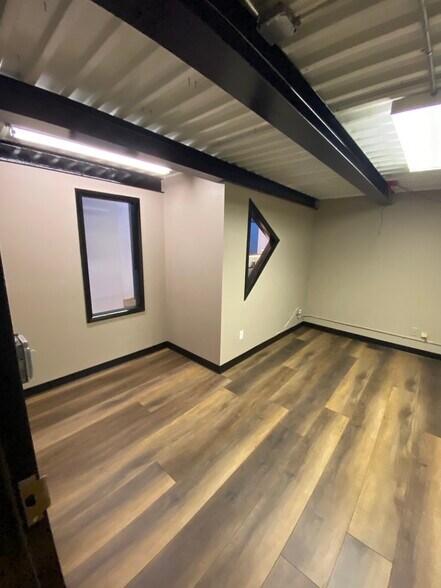 More Photos Of 77 Gazza Blvd, Farmingdale Showroom For Sale