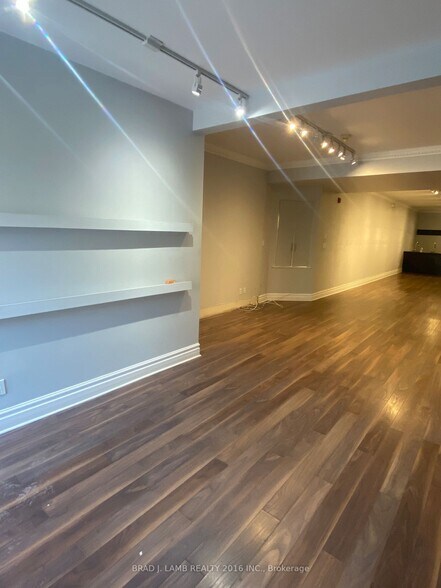 More Photos Of 803-805 Dundas St W, Toronto Storefront Retail Office For Lease