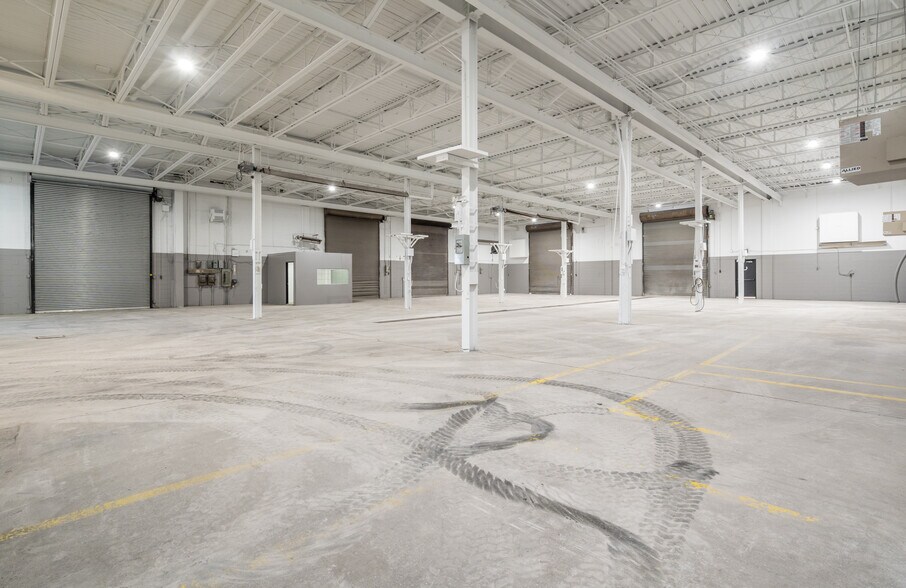 More Photos Of 100 Burland Cres, Hamilton Warehouse For Lease