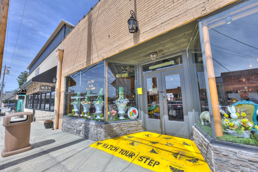 More Photos Of 108 W Walnut St, Smithville Restaurant For Sale