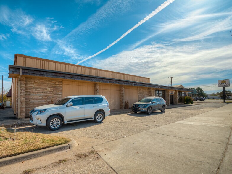 More Photos Of 3730-3732 N MacArthur Blvd, Warr Acres Showroom For Sale