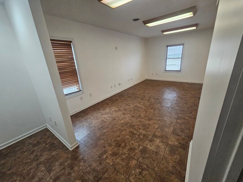 More Photos Of 6132 N College Ave, Indianapolis Office For Lease
