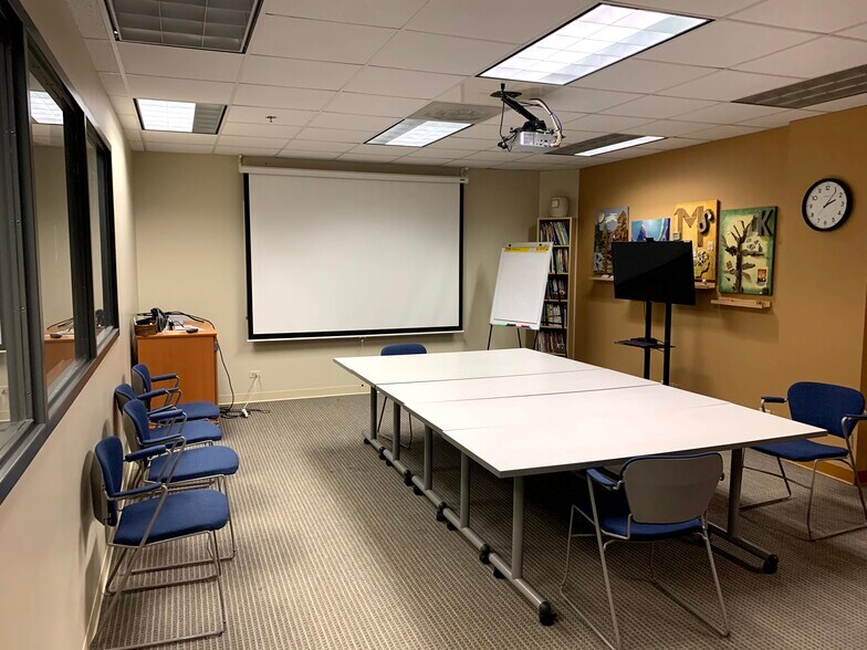 More Photos Of 6200-6250 Capitol Dr, Wheeling Flex For Lease