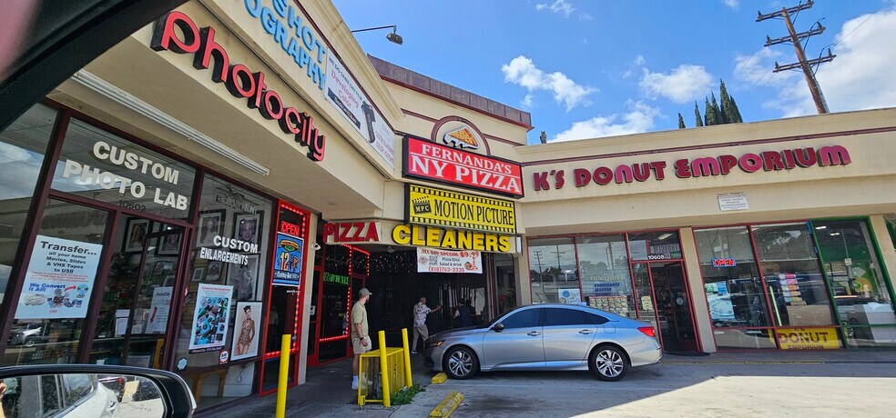 Primary Photo Of 10610 Ventura Blvd, Studio City Storefront For Lease