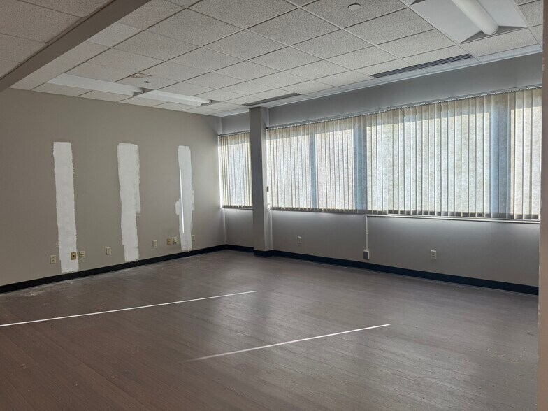 More Photos Of 3271 E Battlefield St, Springfield Office For Lease