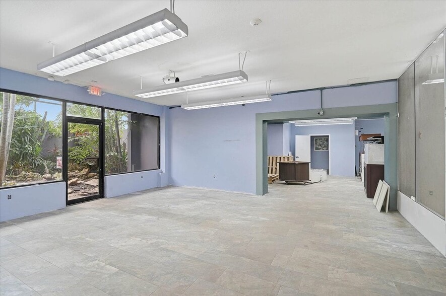 More Photos Of 2160 Gulf Gate Dr, Sarasota Storefront For Sale