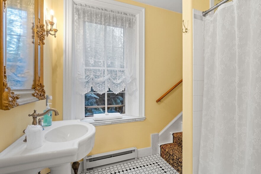 More Photos Of 23-25 Race St, Jim Thorpe Hospitality For Sale