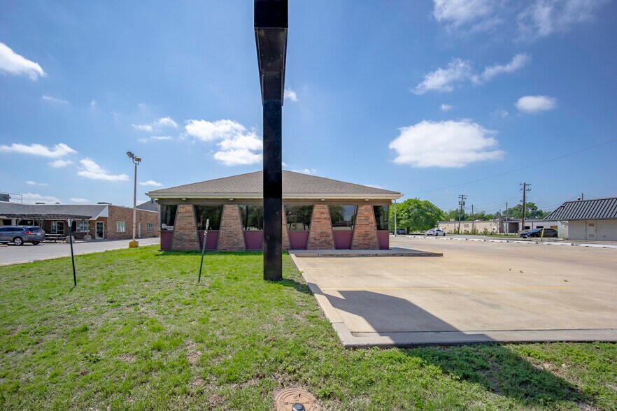 More Photos Of 1514 W Lindsey St, Norman Restaurant For Lease
