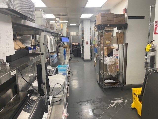 More Photos Of 1111-1113 South Blvd, Oak Park Restaurant For Lease