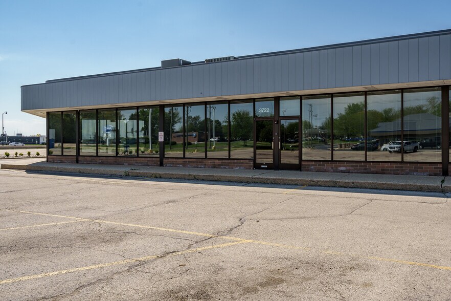More Photos Of 3702-3748 N Main St, Rockford Storefront For Lease