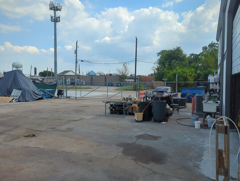 More Photos Of 513 Illinois St, South Houston Industrial For Sale