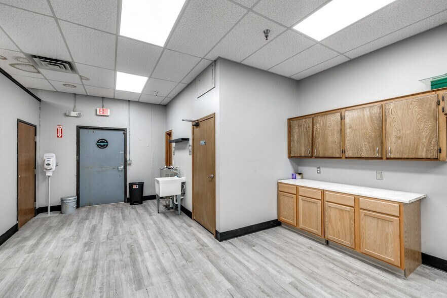 More Photos Of 115 N Mustang Rd, Mustang Unknown For Lease