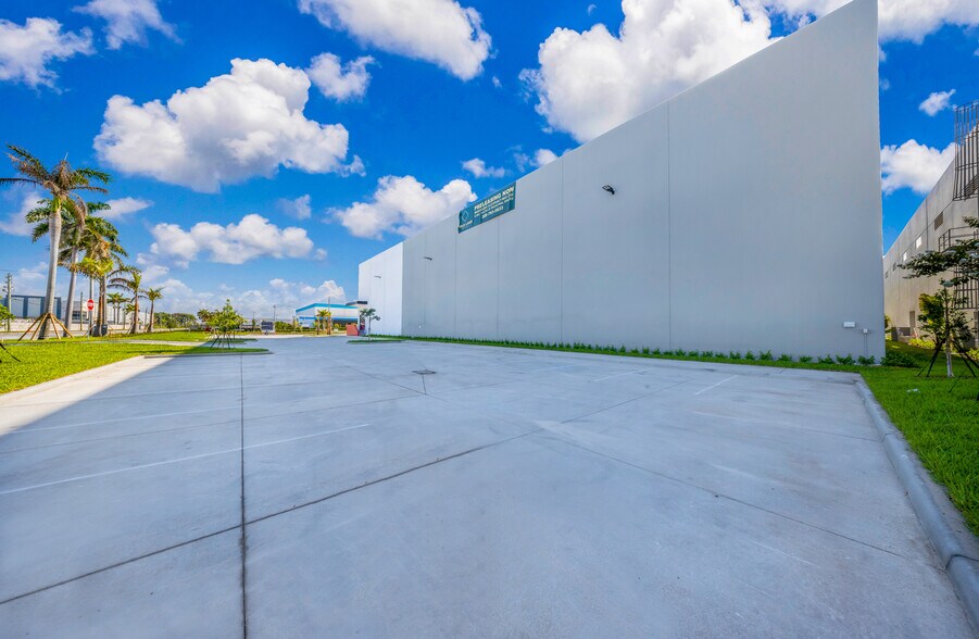 More Photos Of 14101 NW 112th Ave, Hialeah Gardens Warehouse For Lease