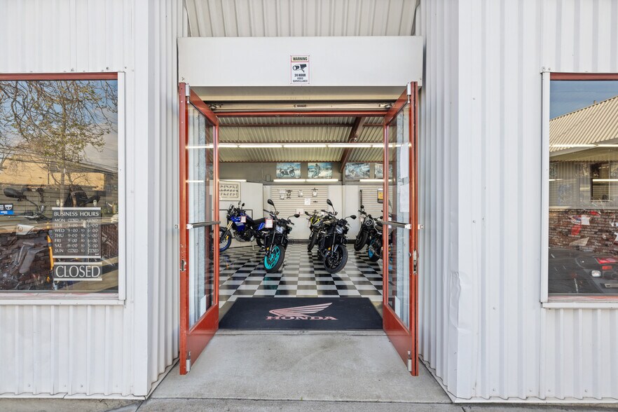 More Photos Of 735 Gilman St, Berkeley Showroom For Sale